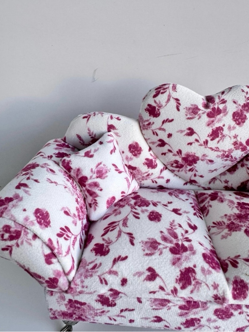 Heart-Back Floral Mini Sofa in White and Pink - Picture 3 of 8